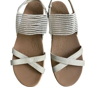 Skechers Luxe Foam
Women's Wedge
Sandals Tan 2.75" Heel
Size 9